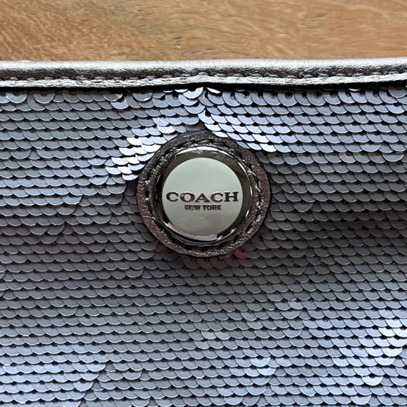 Vintage Coach bag, silver sequins, burgundy interior and patent leather hang tag - Picture 4 of 14